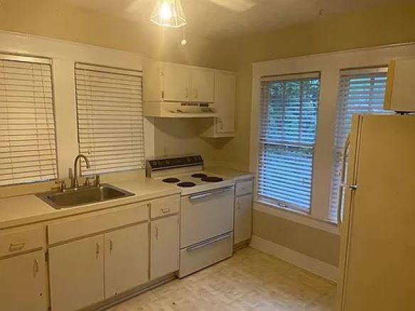 Kitchen - 611 Hillcrest St