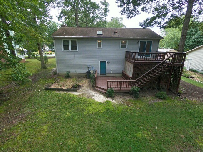 Building Photo - Great Split Foyer In Fredericksburg!