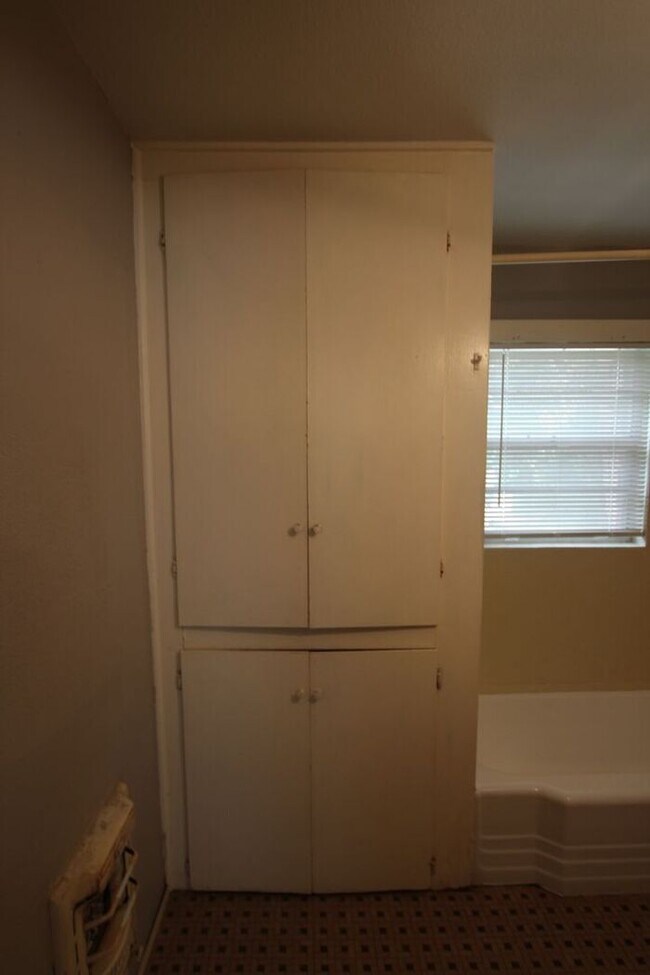 Building Photo - Available! 1 Bedroom 1 Bathroom Apartment close to Downtown Tyler!