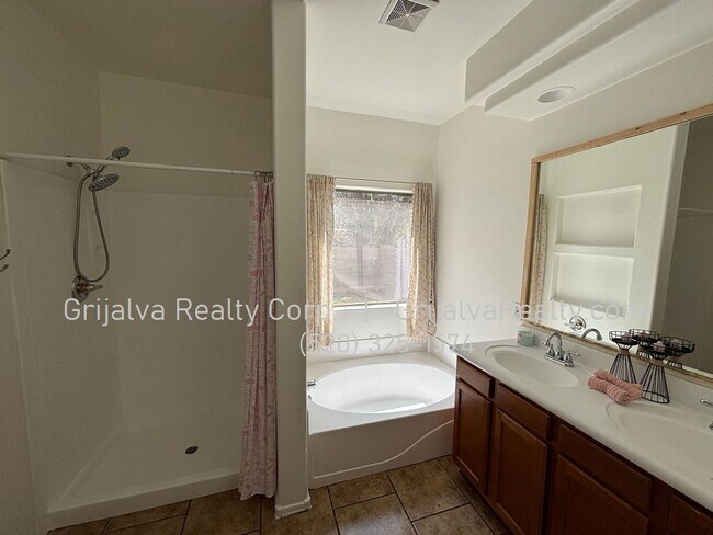Building Photo - 182 E Corte Rancho Dorada