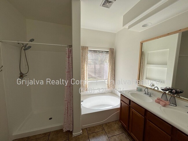 Building Photo - Charming 4-Bedroom, 2 Bath Rancho Sahuarit...