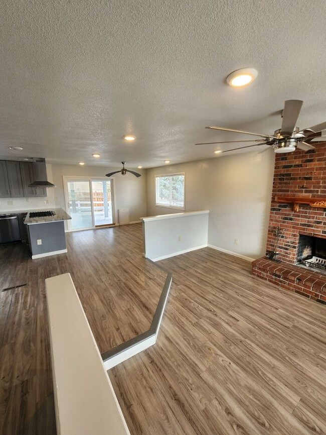 Building Photo - Welcome to this modern 3 bedroom, 2 bathro...