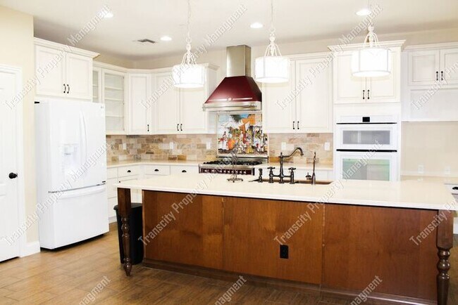 Building Photo - Spacious Custom Home Near Lindsay and McKe...