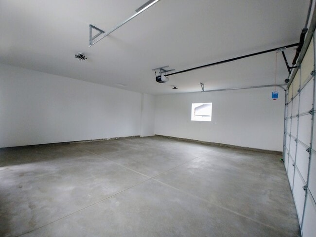 Building Photo - 3 Bedroom, 2 Bathroom Updated Home in Home...