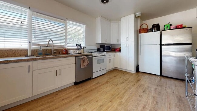 Building Photo - MASSIVE 8 Bed / 4 Bath Home on Mary Lane - 2 Kitchens! Private Yard, Driveway, 8 Parking Permits ...