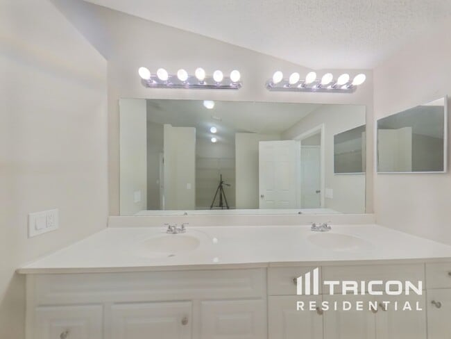 Building Photo - 1519 Carter Oaks Dr