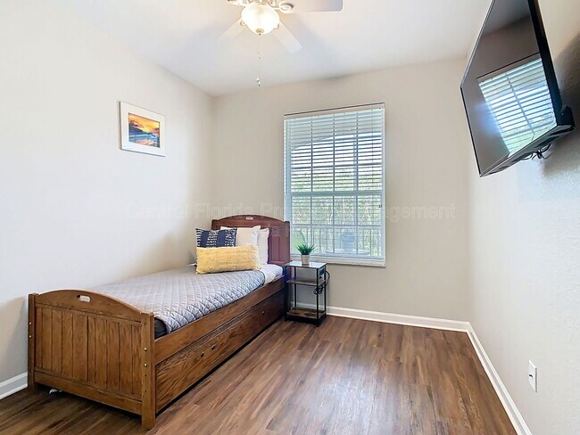 Building Photo - 2300 Silver Palm Dr