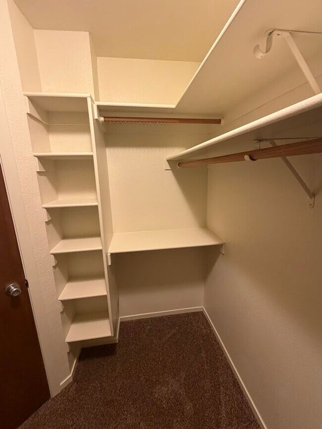 Building Photo - Huge Three Bedroom Townhouse with Garage and Backyard!