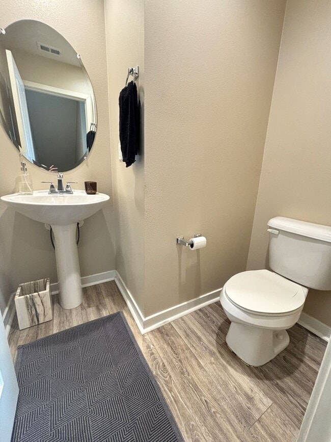 Building Photo - Stylish, Modern Townhome with Designer Tou...