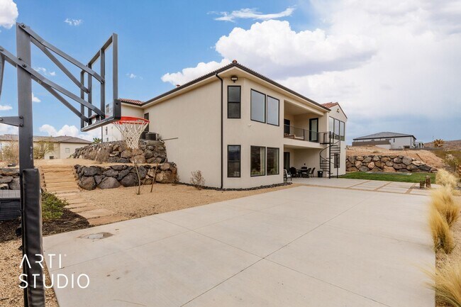 Building Photo - Beautiful 6 Bedroom 4.5 Bathroom Home in D...