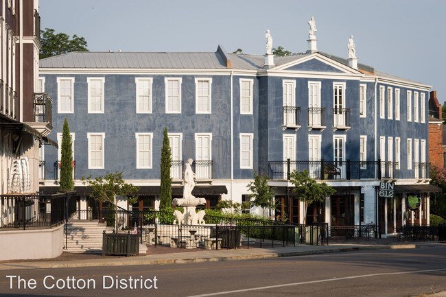 Building Photo - 612 University Dr