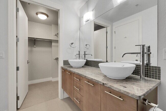 Building Photo - $2,395.00, Spacious Loft, 1.5 bath in Jeff...