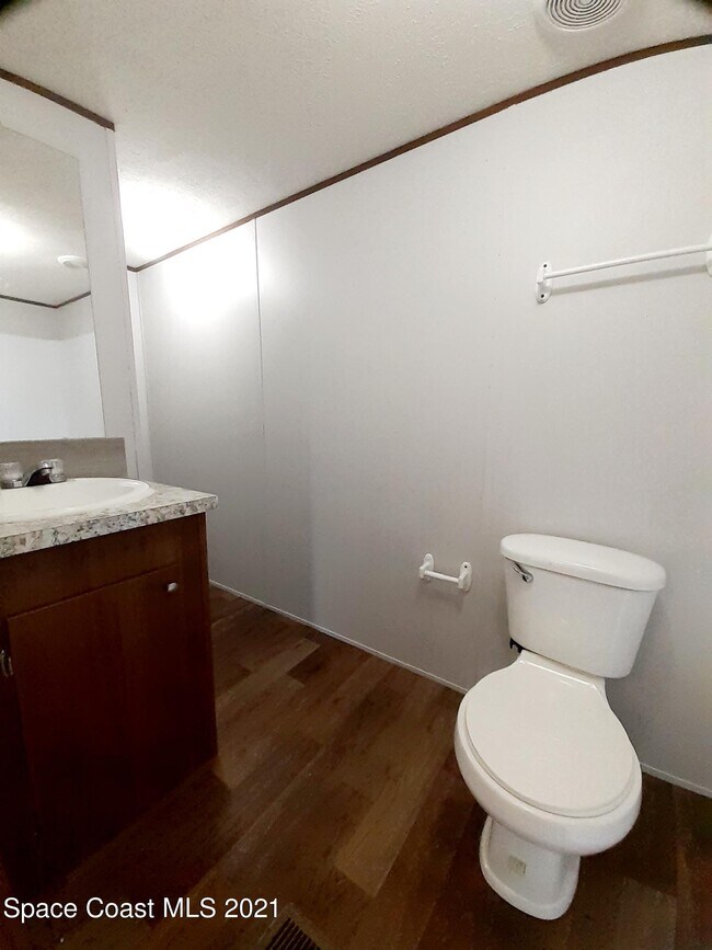 Building Photo - 1632 Ridge Dr