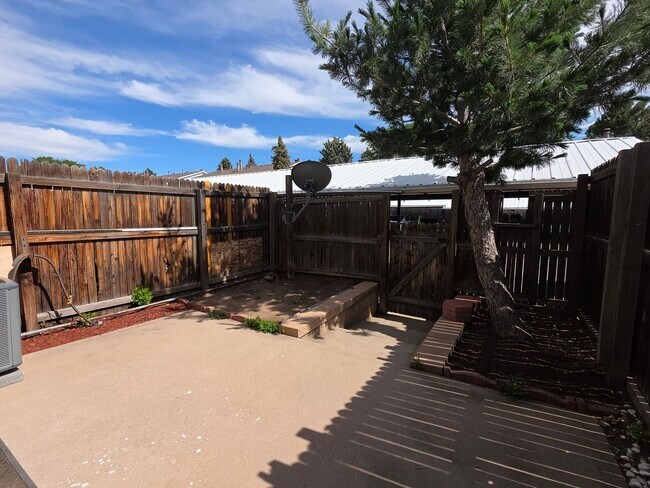 Building Photo - Great 3 Bedroom Townhouse In Aurora!