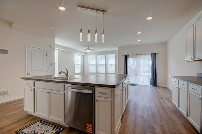 Building Photo - 5935 Hawkweed Dr