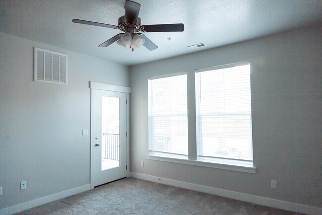 Building Photo - 552 N 360 W