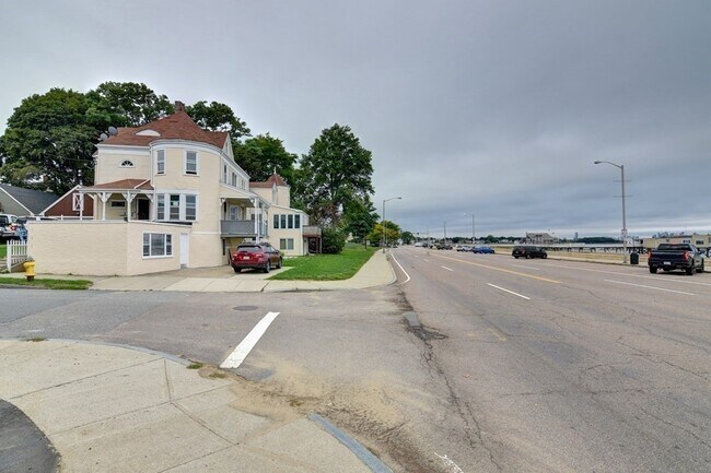 Building Photo - 192 Davis St