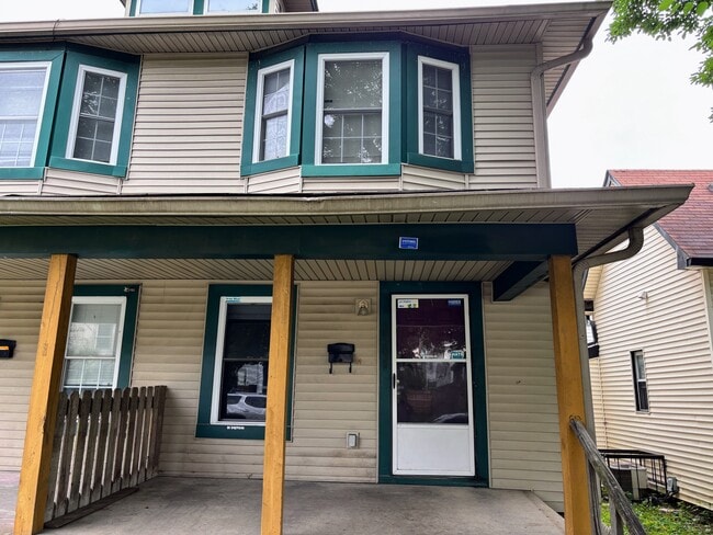 Building Photo - 2305 N Kenwood Ave