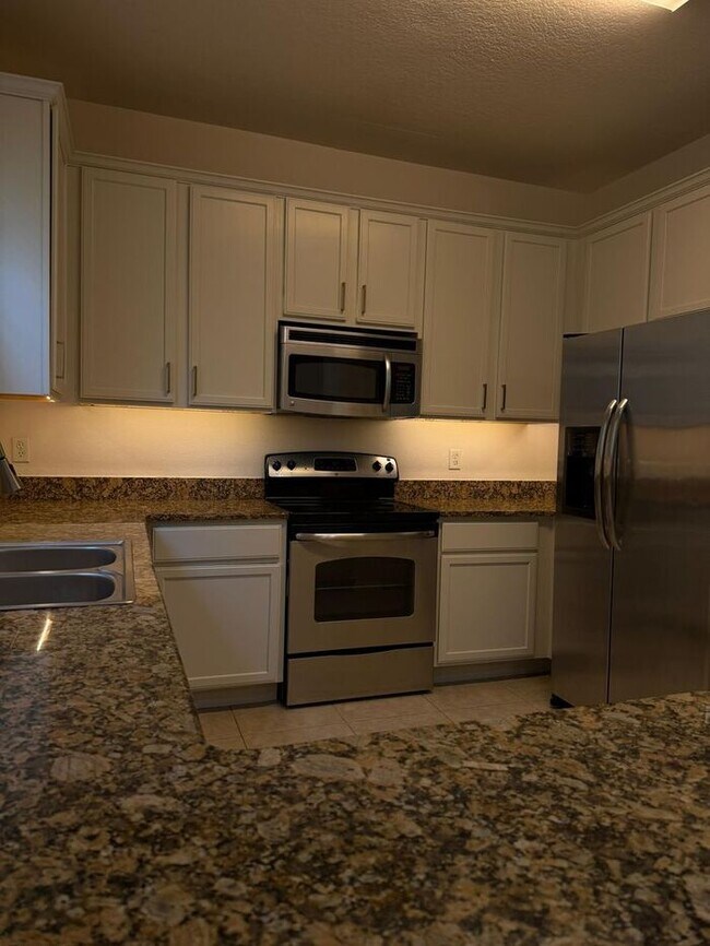 Building Photo - Beautifully Updated 3-Bedroom Townhouse in Kissimmee – Gated Community with Pool