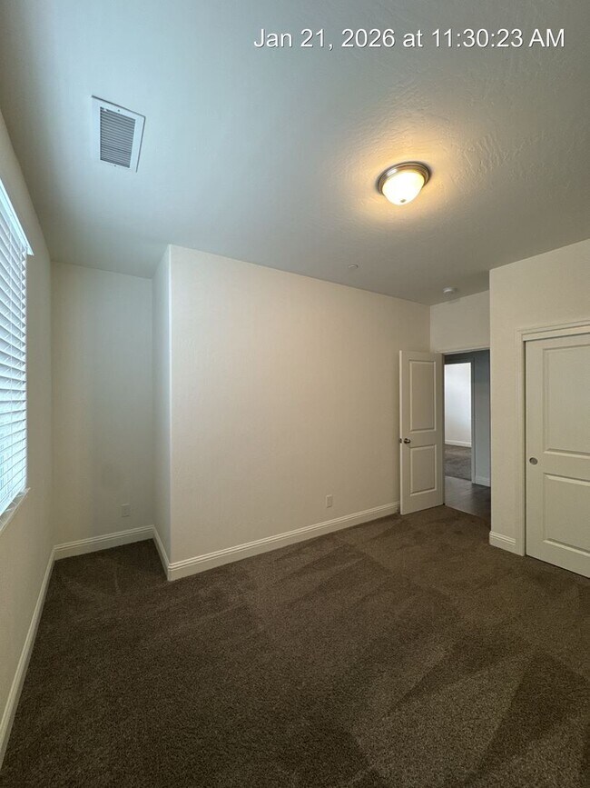 Building Photo - 4 Bedroom home located in Northside Visalia! Available Now!!