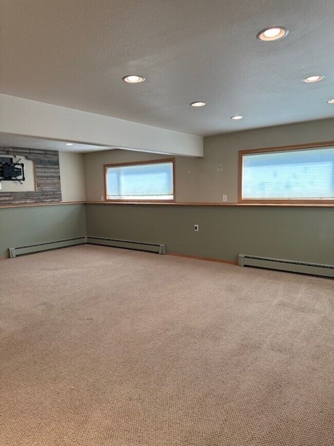 Building Photo - The Perfect Family Home! Large Yard, Deck ...