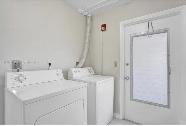 Building Photo - 930 N 14th Ct