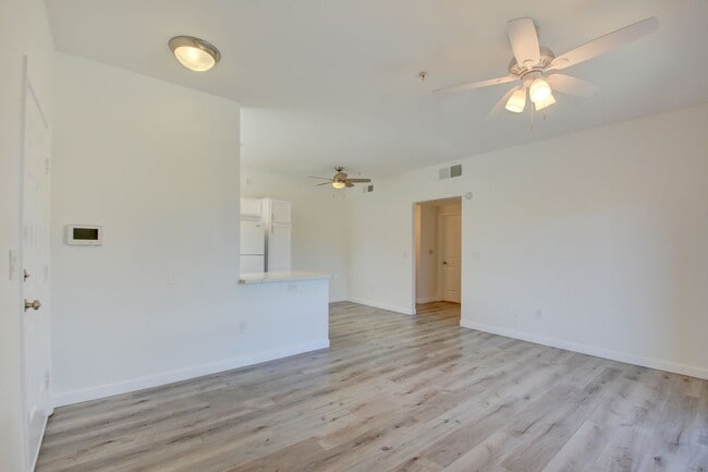 Building Photo - CLEAN, move in ready~GATED and super COMMUNITY!