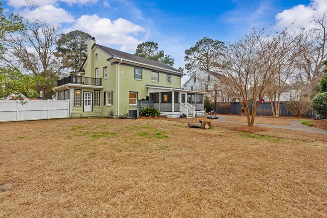 Building Photo - 1502 Tryon Rd