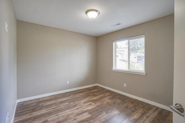Building Photo - NEWER FOUR BEDROOM NEAR HAZEL DELL