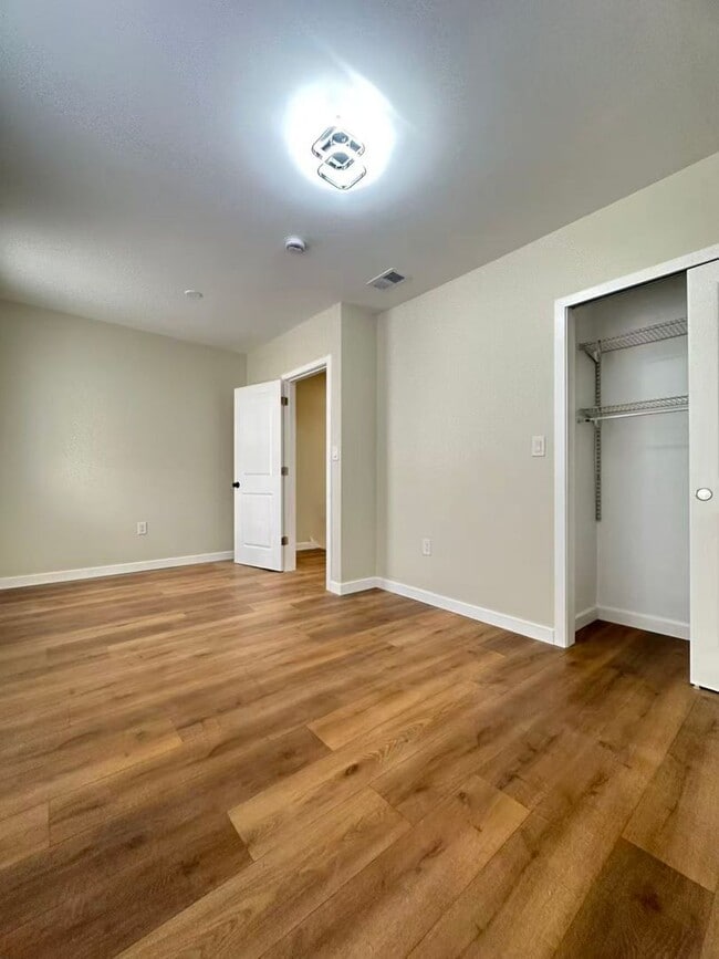 Building Photo - 2b2b house in south Philly Available now