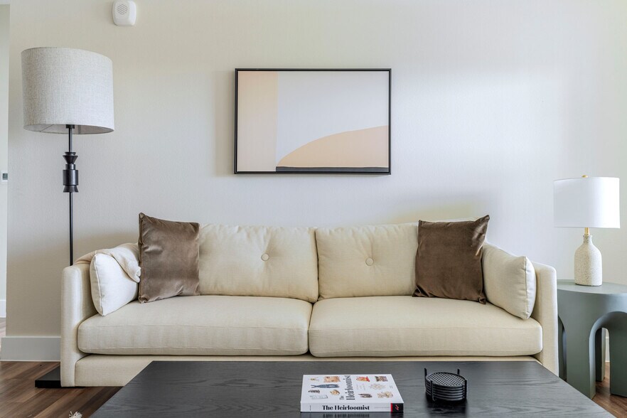 Building Photo - 1501 W Howard Ln