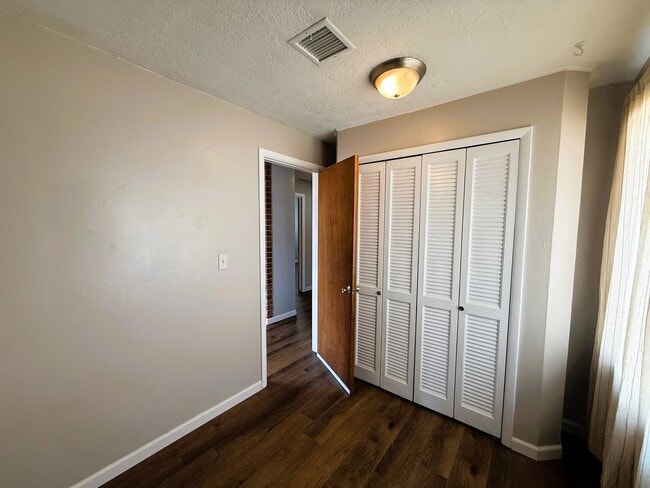 Building Photo - Two Bedroom Home with Bonus Room/Office in...