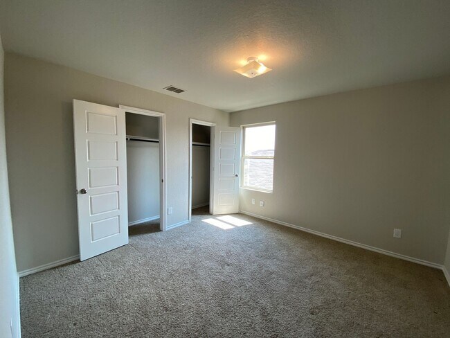 Building Photo - Spacious 4 Bedroom ~ Convenient to JBSA Ra...