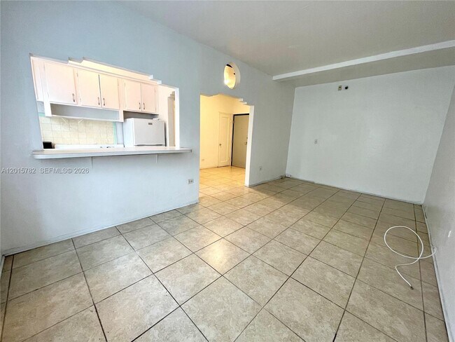 Building Photo - 901 Collins Ave