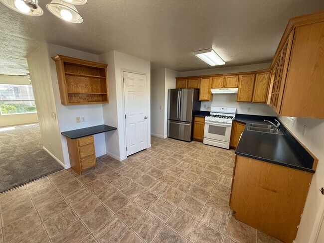 Building Photo - Stunning Townhome!