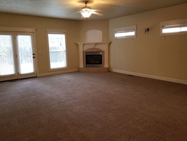 Building Photo - Great Southeast Boise Location!
