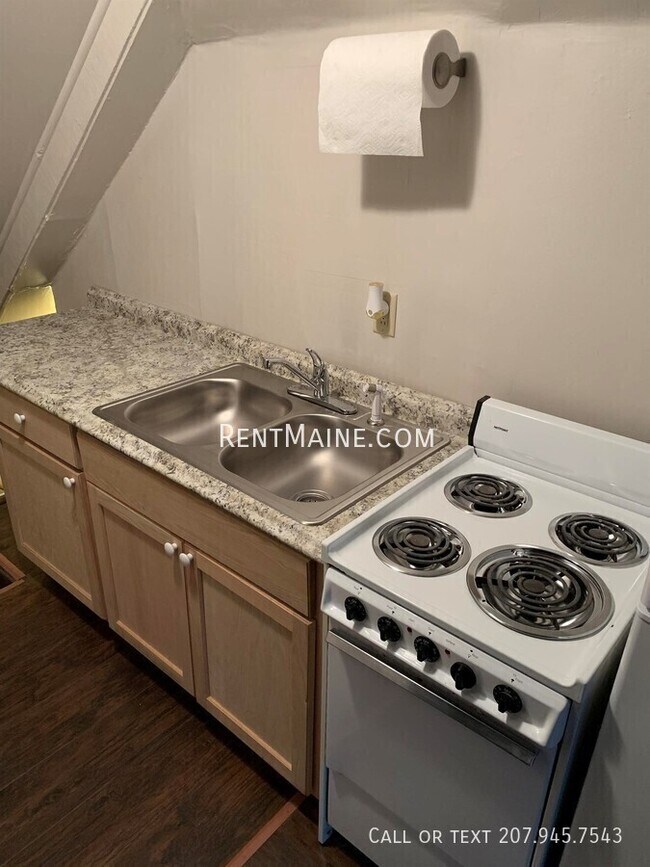 Building Photo - 204 Maple St