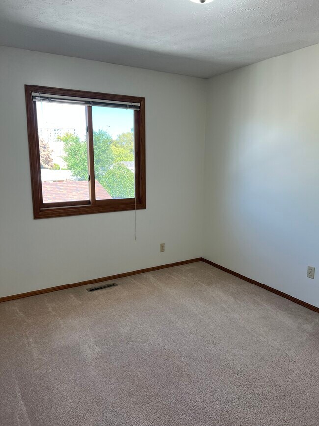 Building Photo - 2122 W 6th St