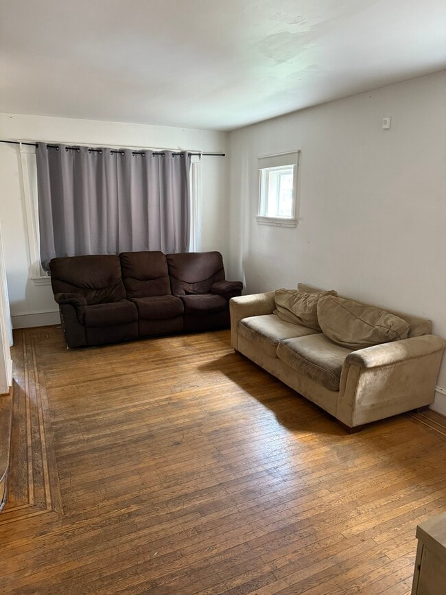 Building Photo - 605 E 19th St