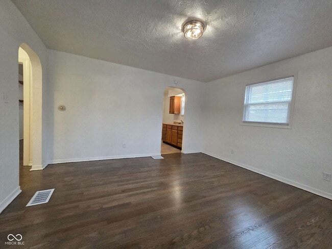 Building Photo - 702 W 23rd St