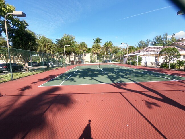 Building Photo - 250 Palm Cir W
