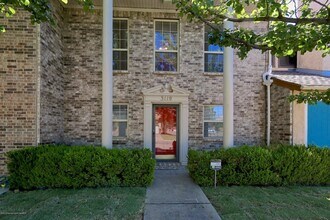 Building Photo - 2 bed, 2.5 bath townhome