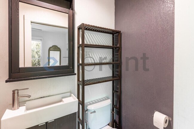Building Photo - Unit A