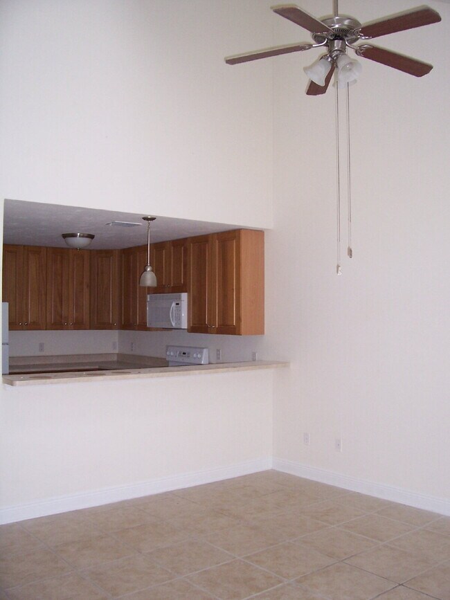 Building Photo - SPACIOUS 3BR/3BA TOWNHOME WITH ALL THE EXTRAS