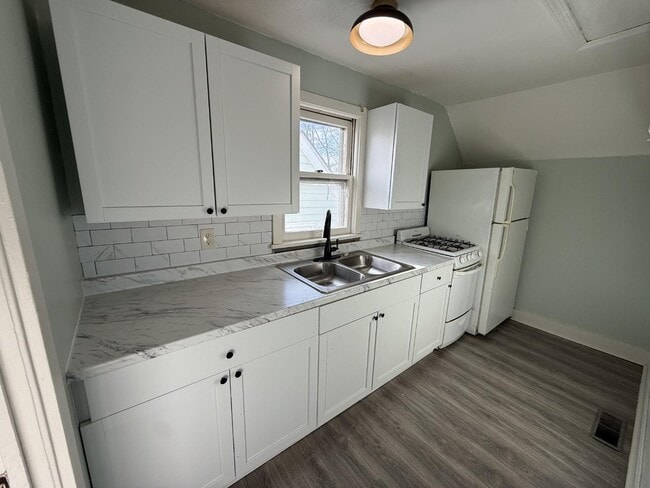 Building Photo - 2235 Ekin Ave