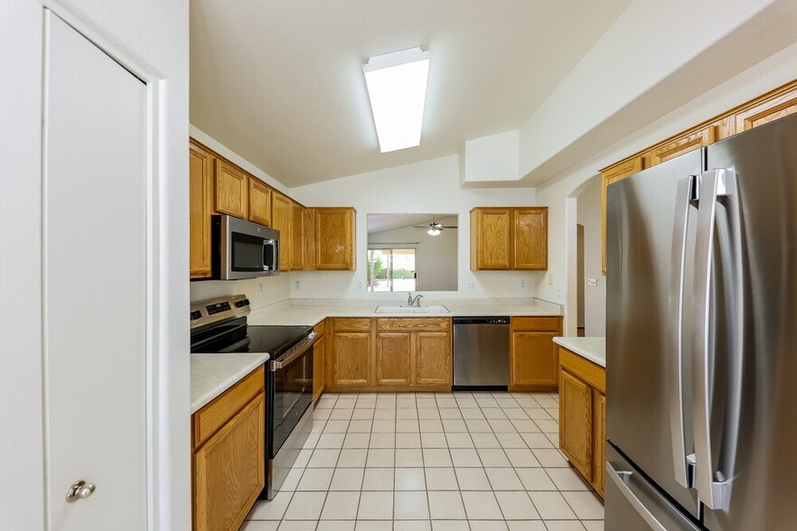 Building Photo - 2217 E Kelton Ln