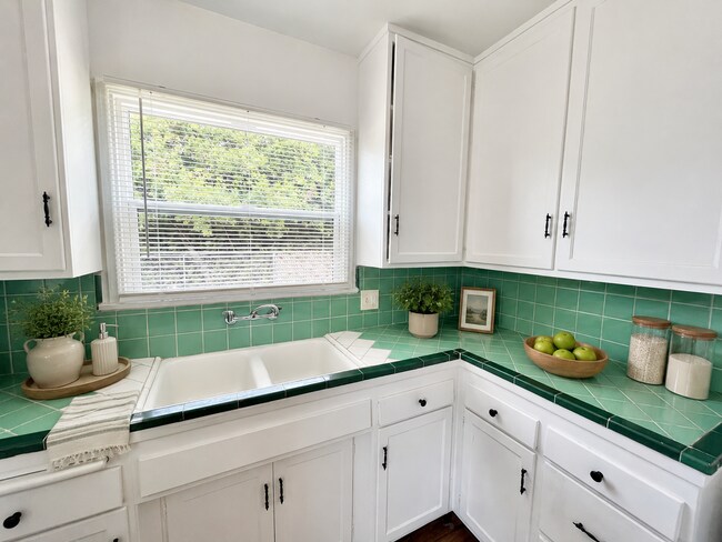 Building Photo - 3BR Home in Fairmount Park - Spacious Yard & Prime Location!