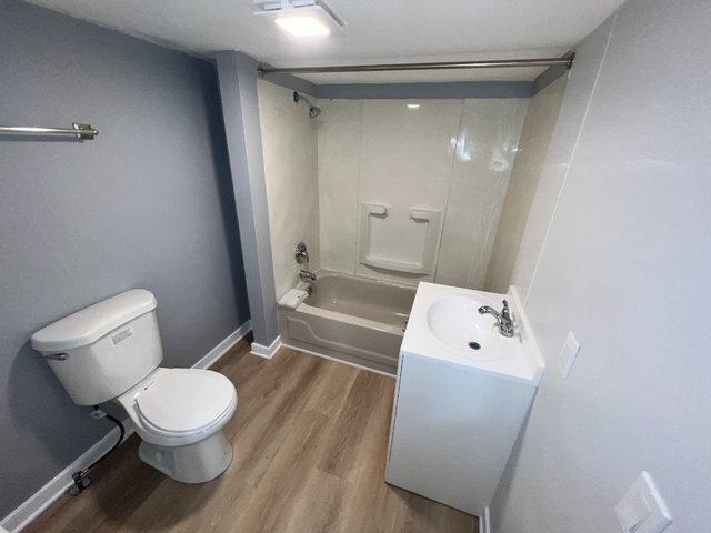 Building Photo - 1108 E 9th St