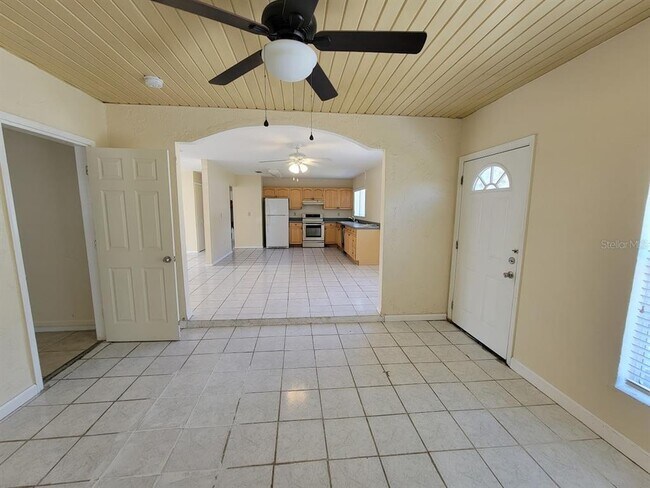 Building Photo - 2466 Lakeshore Cir