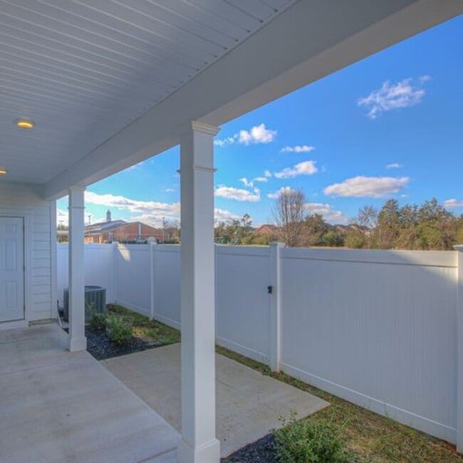 Building Photo - Upgraded, Luxury Townhouse